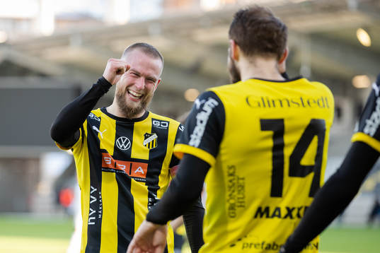Häckens Alexander Faltsetas jublar ihop med Oskar