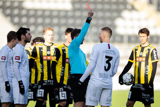 Örgrytes Jonathan Azulay får ett rött kort av domare