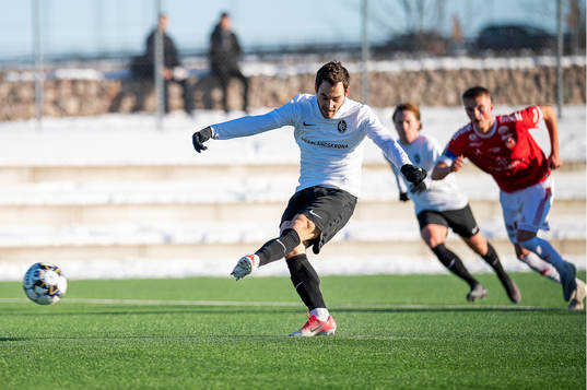 Landskronas Filip Olsson missar en straff