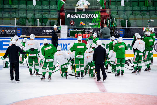 Rögles tränare Cam Abbott går igenom med rögle spelarna