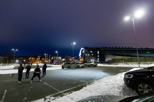 Djurgården värmer upp på parkeringen utanför Husqvarna