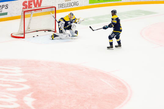 s Christian Sandberg och målvakt Jonas Gunnarsson