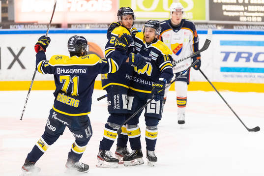 s Axel Holmström, Filip Sandberg och Linus Fröberg jublar