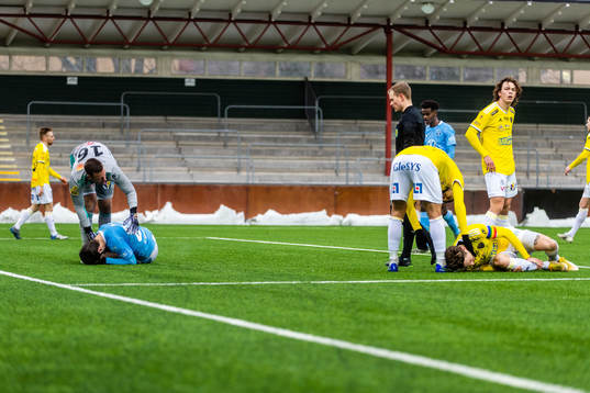 Malmö FFs Adi Nalic och Falkenbergs Tobias Karlsson har ont