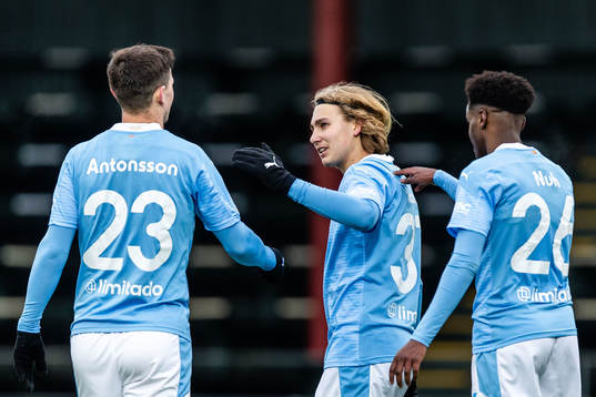 Malmö FFs Sebastian Nanasi jublar med lagkamrater
