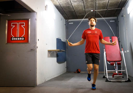 Örebros målvakt Jhonas Enroth värmer upp