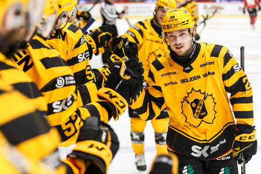 Skellefteås Jesper Frödén jublar