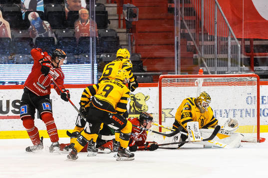 Skellefteås målvakt Gustaf Lindvall med en räddning