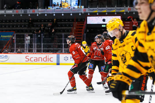 Örebros Stefan Warg jublar