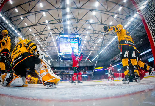 Örebros Daniel Muzito Bagenda och Robin Salo jublar vid 2-1