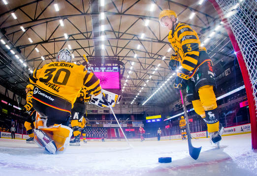 Skellefteås målvakt Gustaf Lindvall och Niclas Burström