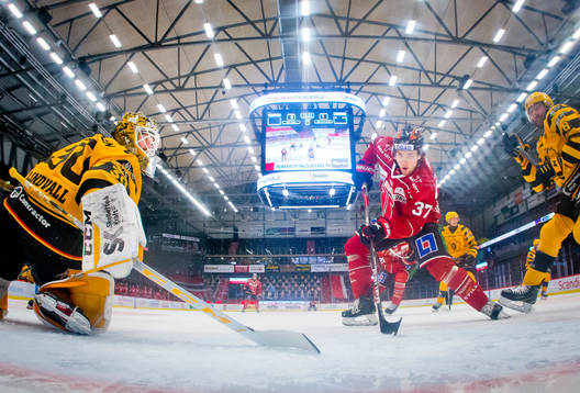 Skellefteås målvakt Gustaf Lindvall och Örebros Glenn