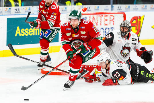 Frölundas Stefan Elliot framför Malmö Redhawks målvakt