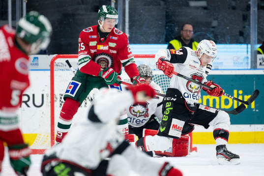 Frölundas Elmer Söderblom bredvid Malmö Redhawks Jesper