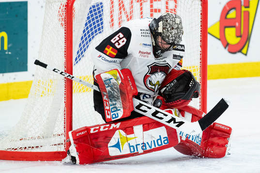 Malmö Redhawks målvakt Oscar Alsenfelt räddar ett skott