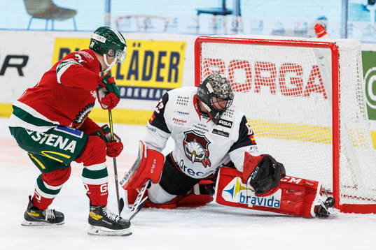Malmö Redhawks målvakt Oscar Alsenfelt räddar från