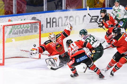 Färjestads Per Åslund gör 0-2 bakom Luleås målvakt