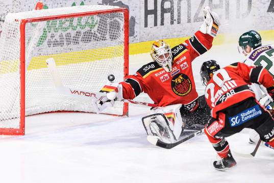 Färjestads Per Åslund gör 0-2 bakom Luleås målvakt