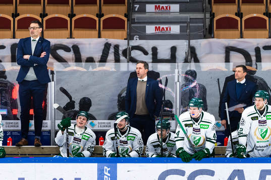 Färjestads tränare Peter Popovic, Thomas Rhodin och Pelle