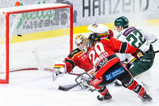 Färjestads Per Åslund sätter 2-0 bakom Luleås målvakt