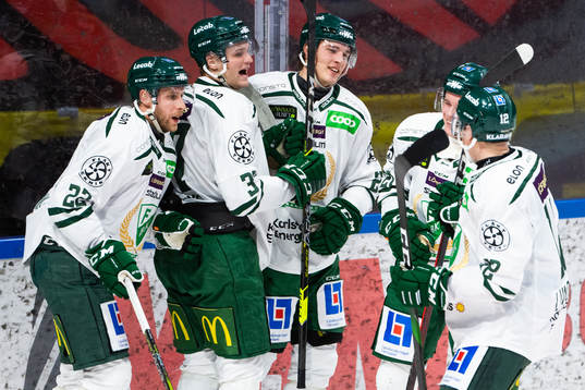 Färjestads Per Åslund jublar med lagkamrater