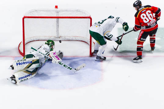 Luleås Linus Klasen sätter 2-2 bakom Färjestads målvakt
