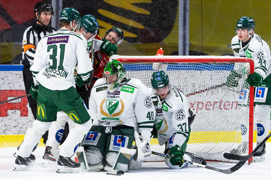 Färjestads målvakt Henrik Haukeland och Adam Ginning