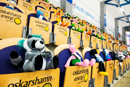 Hela Be-Ge Hockey Center är fullt med nallar och gosedjur
