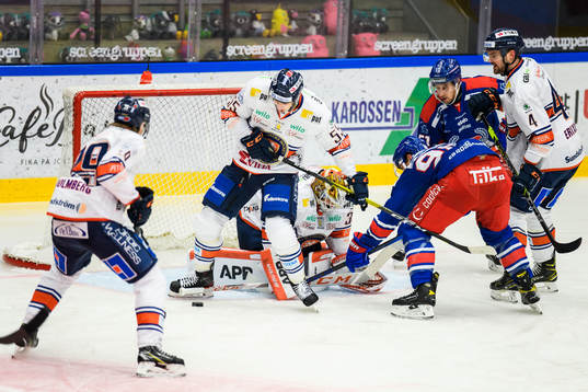 Växjös Miika Koivisto och målvakt Viktor Fasth
