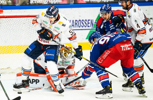 Oskarshamns Lance Bouma och Växjös målvakt Viktor Fasth