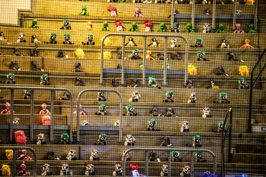 Be-Ge Hockey Center är fullt av gosedjur och nallar i ett