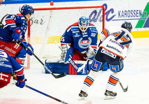 Växjös Emil Forslund och Oskarshamns målvakt Joe Cannata