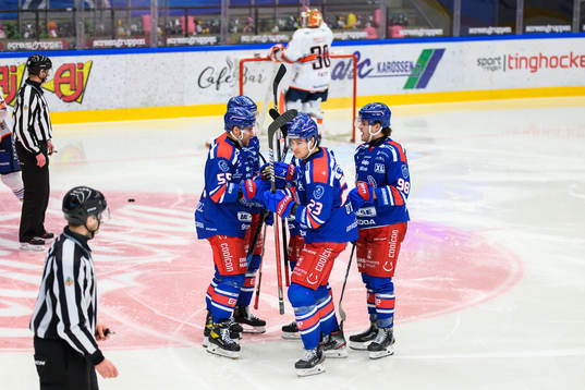 Oskarshamns Andrew O´Brien jublar med lagkamrater