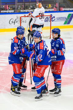 Oskarshamns Andrew O´Brien jublar med lagkamrater