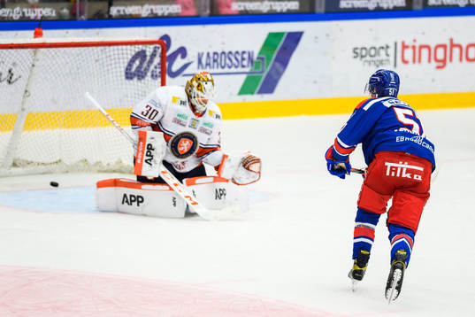 Oskarshamns Max Veronneau gör 3-0 på straff bakom