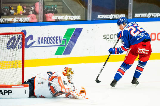 Oskarshamns John Dahlström och Växjös målvakt Viktor