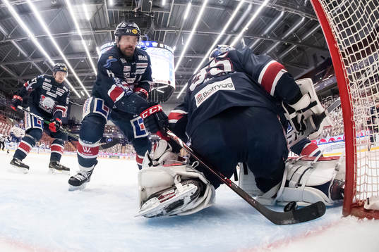 Linköpings Jonas Holös räddar bakom Linköpings målvakt