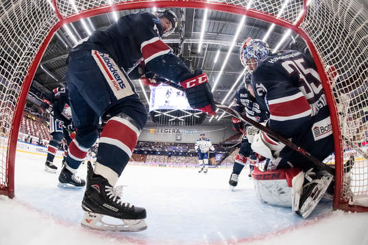 Linköpings Jonas Holös och Linköpings målvakt Niklas