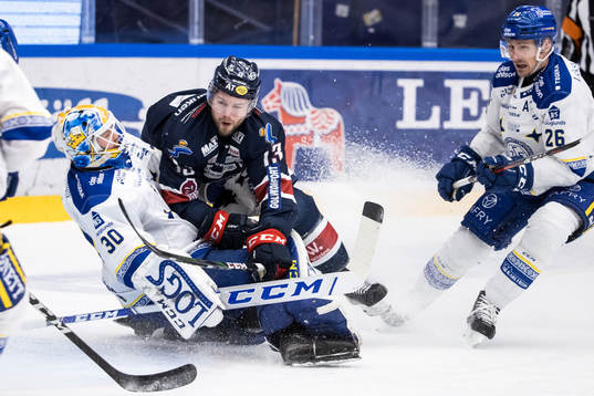 Linköpings Andrew Gordon kör över Leksands målvakt