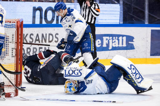 Linköpings Andrew Gordon kör över Leksands målvakt