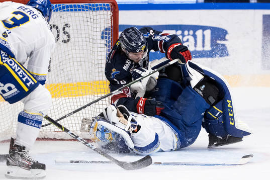 Linköpings Andrew Gordon kör över Leksands målvakt