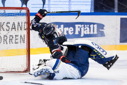 Linköpings Andrew Gordon kör över Leksands målvakt