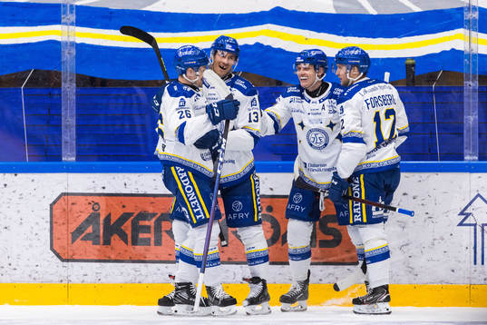Leksands Fredrik Forsberg jublar med lagkamrater