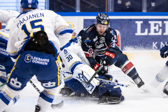 Linköpings Andrew Gordon kör över Leksands målvakt