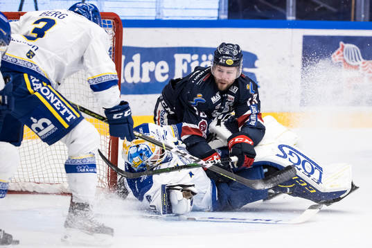 Linköpings Andrew Gordon kör över Leksands målvakt