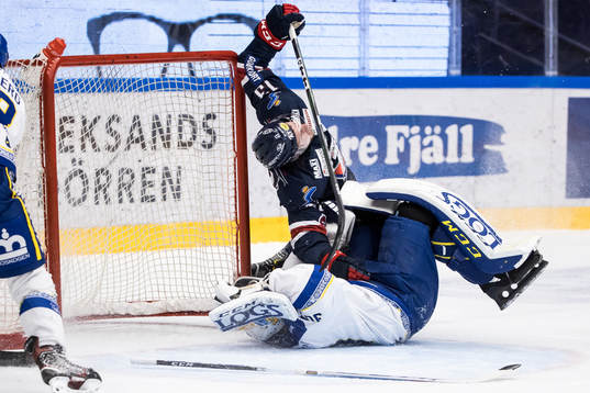 Linköpings Andrew Gordon kör över Leksands målvakt