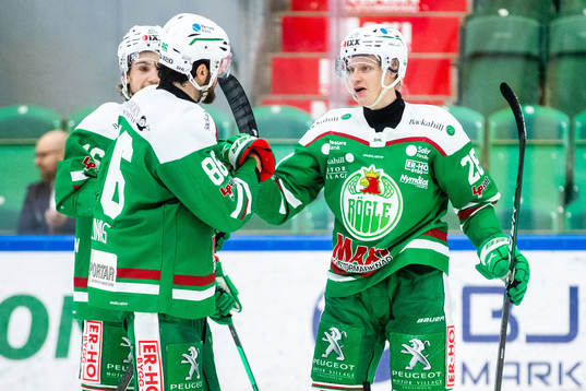 Rögles Eric Gelinas och Anton Bengtsson jublar