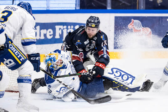 Linköpings Andrew Gordon kör över Leksands målvakt