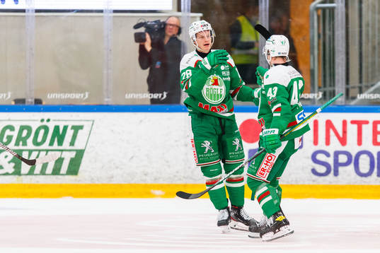 Rögles Anton Bengtsson jublar med Olli Palola