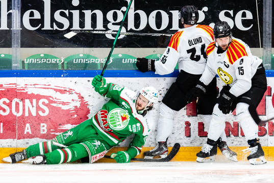 Rögles Dennis Everberg faller i en duell med Brynäs Linus